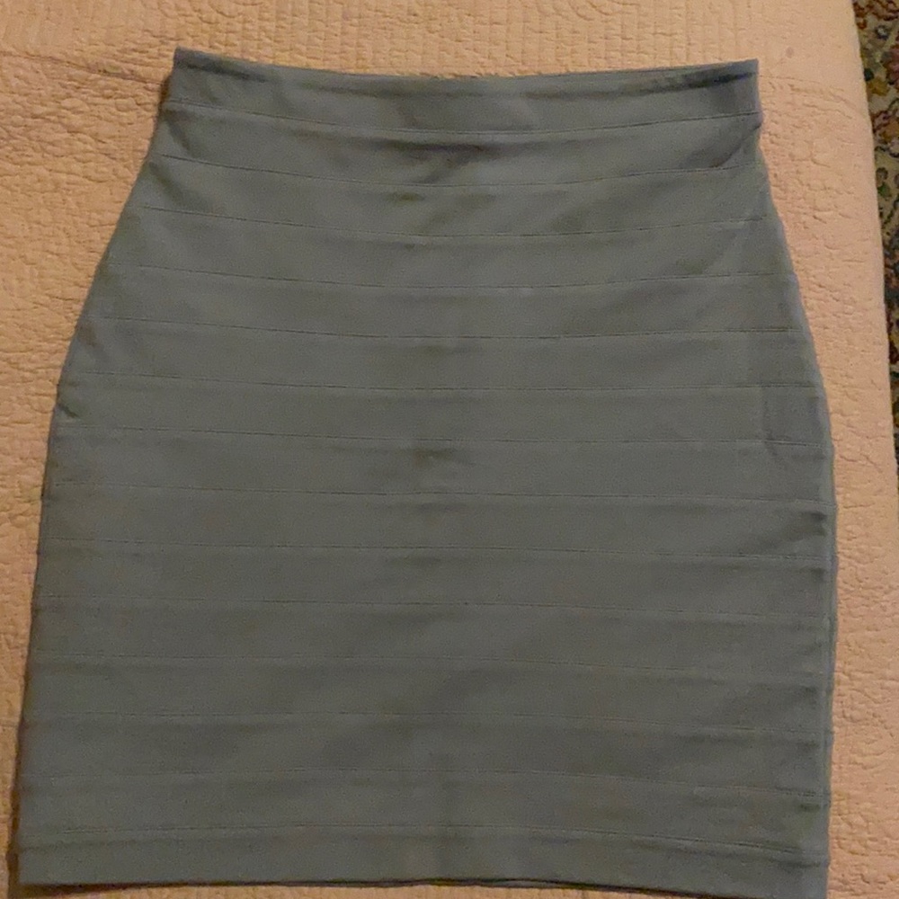 Express gray skirt; size 6 with horizontal line detail.  EXCELLENT Condition